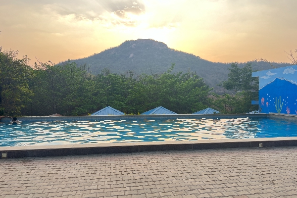 Makalidurga Trek With AC Deluxe Room Stay