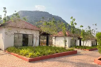 Makalidurga Trek With AC Deluxe Room Stay image 5