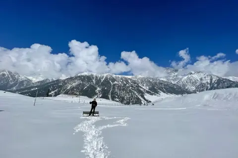 Thajiwas Glacier Trekimage 1 Thajiwas Glacier Trekimage 1