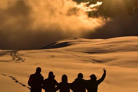 Deo Tibba Base Camp Trekimage 1