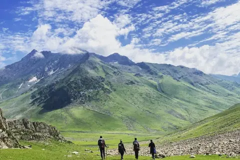 Kolahoi Glacier Trekimage 1