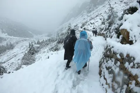 Vasuki Tal Trek With Gaumukh Tapovanimage 1