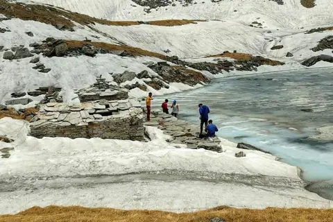 Saru Tal Trek with Kedarkanthaimage 1