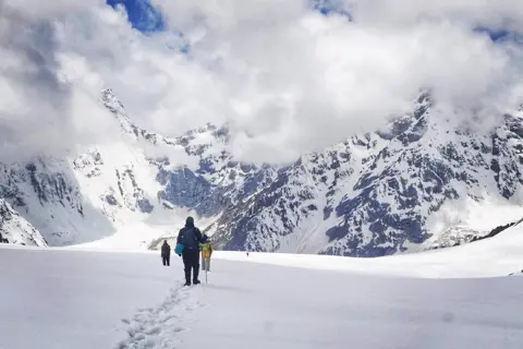 Lamkhaga Pass Trekimage 1