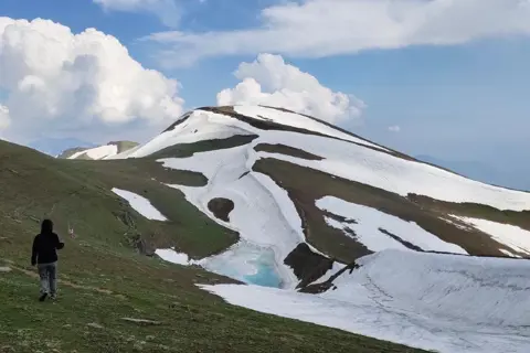 Deo Tibba Base Camp Trekimage 1