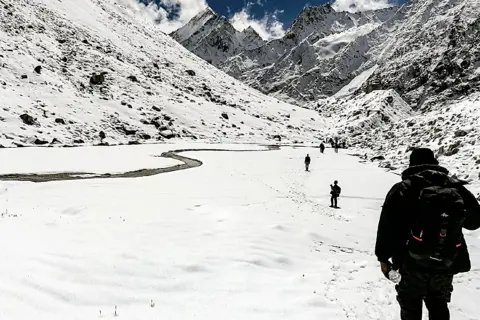 Lamkhaga Pass Trekimage 1