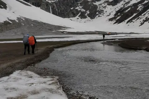 Deo Tibba Base Camp Trekimage 1